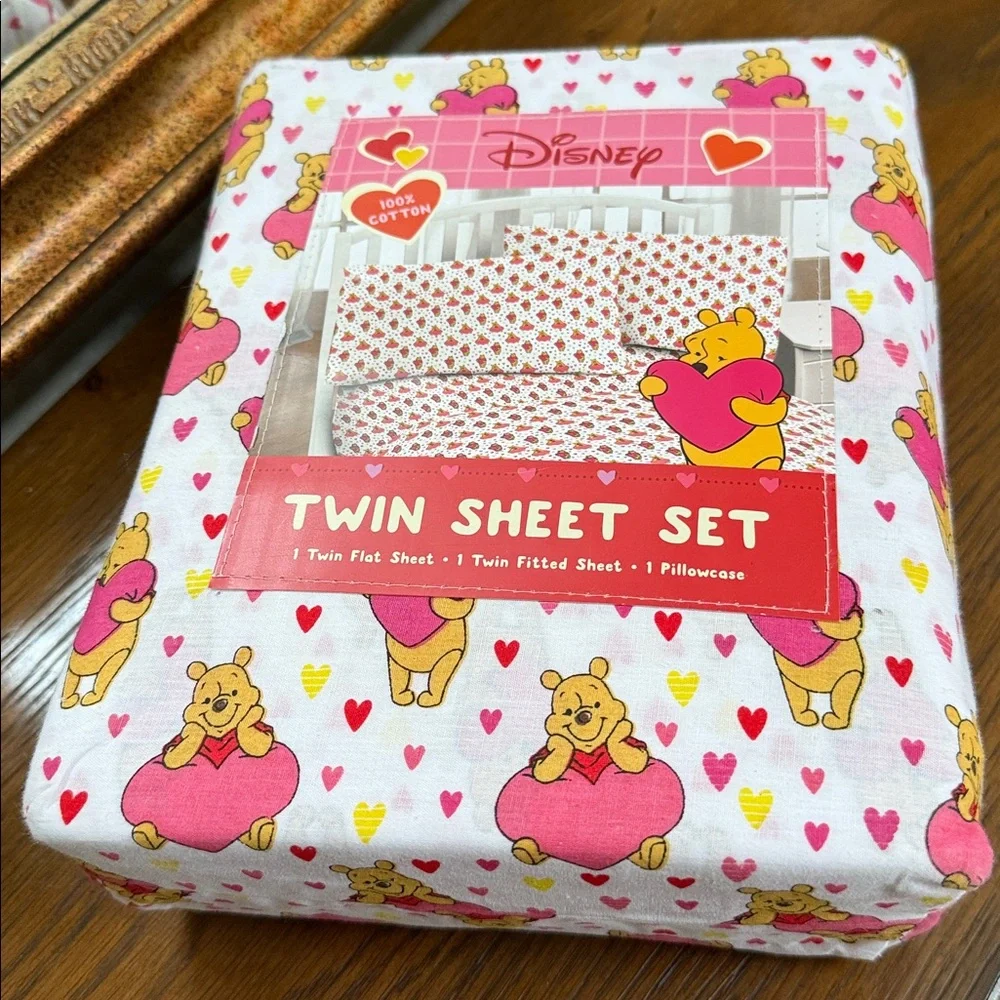 Disney Winnie the Pooh Heart Pattern Twin Sheet Set. 100% Cotton.